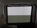 ◆スクリーンサンシェード◆リアドアに装備されています。日差しを和らげ、プライバシーの保護にも役立ちます。後部座席にお子様を乗車させるときも、ゆっくりお昼寝できます♪