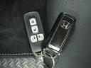 ◆スマートキー◆カギをバッグやポケットに入れたままでもドアロックの開閉ができる『スマートキー』付き！雨天や暗くなってもカギを取り出す必要がなくドアの開錠＆エンジンも始動できます