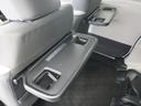 ◆シートバックテーブル◆フロントシートの背面に後席用のテーブルがついています。小物が置けて!カップホルダーもあります、ドライブ中や休憩時にも便利なテーブルです。