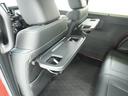 ◆シートバックテーブル◆フロントシートの背面に後席用のテーブルがついています。小物が置けて！カップホルダーもあります、ドライブ中や休憩時にも便利なテーブルです。