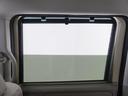 ◆スクリーンサンシェード◆リアドアに装備されています。日差しを和らげ、プライバシーの保護にも役立ちます。後部座席にお子様を乗車させるときも、ゆっくりお昼寝できます♪