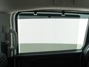 ◆スクリーンサンシェード◆リアドアに装備されています。日差しを和らげ、プライバシーの保護にも役立ちます。後部座席にお子様を乗車させるときも、ゆっくりお昼寝できます♪