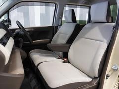 ゆったり座れるシート”ゆとりのサイズと十分な厚みで豊かな座り心地を生み、ロングドライブでも疲れにくいシートです。 4