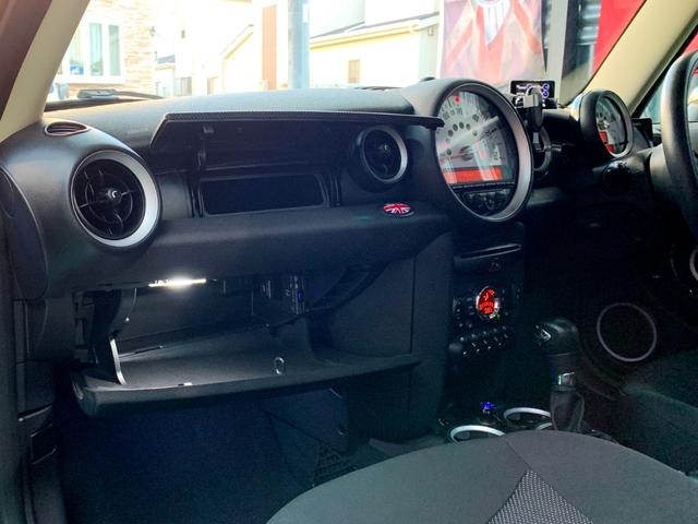 MINI クーパー クラブマン D車/HIDヘッド/Bカメラ/ドラレコ/純正17インチAW/Bluetooth接続可/ETC/LEDフォグポジションナンバ-ル-ム灯/BJドアミラ-&ル-ムミラ-カバ-/レーザー&レーダー探知機(17枚目)