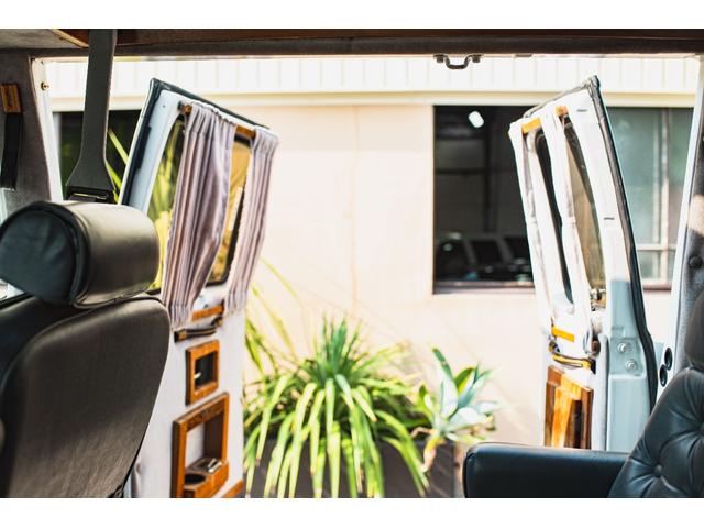 シボレーシェビーバン エクスプローラＬＴＤ　新車並行　バンデューラグリル　ハイルーフコンバージョン　レザー４キャプテン＋電動ベッドシート　ウッドパネル　イルミネーション　灯油式ＦＦヒーター　８ナンバーキャンピング　パワーシート　ナビ　ＴＶ（2枚目）