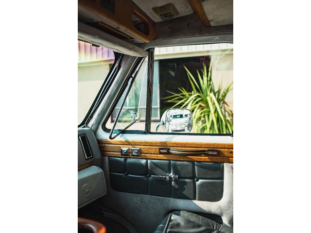 シボレーシェビーバン エクスプローラＬＴＤ　新車並行　バンデューラグリル　ハイルーフコンバージョン　レザー４キャプテン＋電動ベッドシート　ウッドパネル　イルミネーション　灯油式ＦＦヒーター　８ナンバーキャンピング　パワーシート　ナビ　ＴＶ（3枚目）