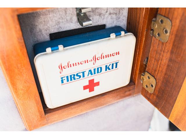 シボレーシェビーバン エクスプローラＬＴＤ　新車並行　バンデューラグリル　ハイルーフコンバージョン　レザー４キャプテン＋電動ベッドシート　ウッドパネル　イルミネーション　灯油式ＦＦヒーター　８ナンバーキャンピング　パワーシート　ナビ　ＴＶ（5枚目）