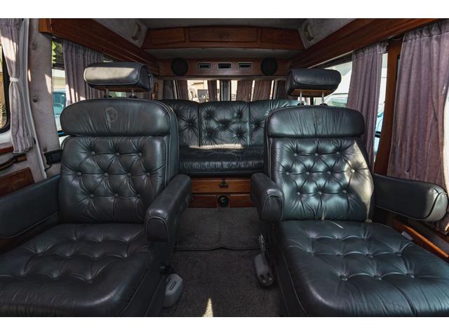 シボレーシェビーバン エクスプローラＬＴＤ　新車並行　バンデューラグリル　ハイルーフコンバージョン　レザー４キャプテン＋電動ベッドシート　ウッドパネル　イルミネーション　灯油式ＦＦヒーター　８ナンバーキャンピング　パワーシート　ナビ　ＴＶ（6枚目）