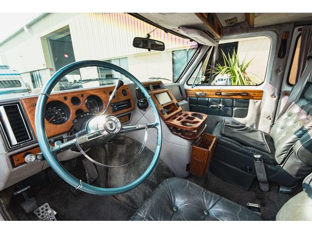 シボレーシェビーバン エクスプローラＬＴＤ　新車並行　バンデューラグリル　ハイルーフコンバージョン　レザー４キャプテン＋電動ベッドシート　ウッドパネル　イルミネーション　灯油式ＦＦヒーター　８ナンバーキャンピング　パワーシート　ナビ　ＴＶ（10枚目）