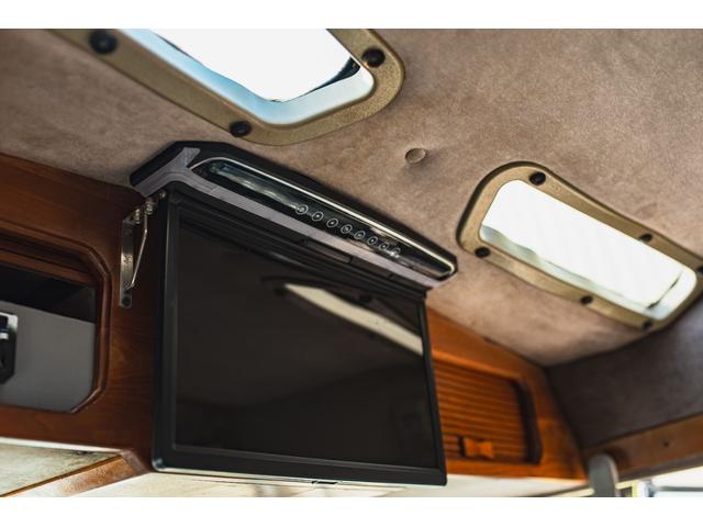 シボレーシェビーバン エクスプローラＬＴＤ　新車並行　バンデューラグリル　ハイルーフコンバージョン　レザー４キャプテン＋電動ベッドシート　ウッドパネル　イルミネーション　灯油式ＦＦヒーター　８ナンバーキャンピング　パワーシート　ナビ　ＴＶ（11枚目）