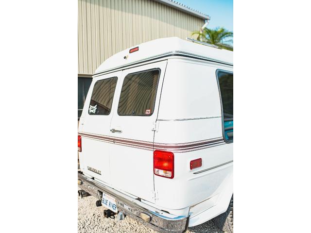 シボレーシェビーバン エクスプローラＬＴＤ　新車並行　バンデューラグリル　ハイルーフコンバージョン　レザー４キャプテン＋電動ベッドシート　ウッドパネル　イルミネーション　灯油式ＦＦヒーター　８ナンバーキャンピング　パワーシート　ナビ　ＴＶ（15枚目）