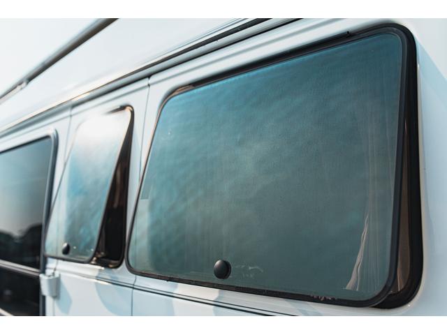 シボレーシェビーバン エクスプローラＬＴＤ　新車並行　バンデューラグリル　ハイルーフコンバージョン　レザー４キャプテン＋電動ベッドシート　ウッドパネル　イルミネーション　灯油式ＦＦヒーター　８ナンバーキャンピング　パワーシート　ナビ　ＴＶ（16枚目）