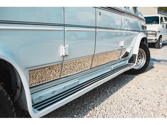 シボレーシェビーバン エクスプローラＬＴＤ　新車並行　バンデューラグリル　ハイルーフコンバージョン　レザー４キャプテン＋電動ベッドシート　ウッドパネル　イルミネーション　灯油式ＦＦヒーター　８ナンバーキャンピング　パワーシート　ナビ　ＴＶ（17枚目）