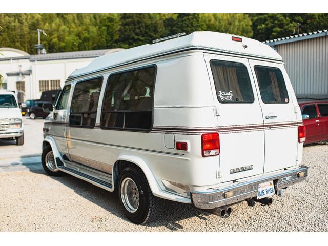 シボレーシェビーバン エクスプローラＬＴＤ　新車並行　バンデューラグリル　ハイルーフコンバージョン　レザー４キャプテン＋電動ベッドシート　ウッドパネル　イルミネーション　灯油式ＦＦヒーター　８ナンバーキャンピング　パワーシート　ナビ　ＴＶ（18枚目）