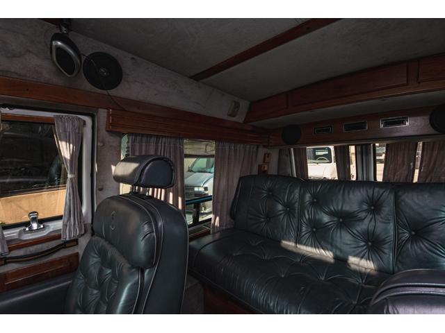 シボレーシェビーバン エクスプローラＬＴＤ　新車並行　バンデューラグリル　ハイルーフコンバージョン　レザー４キャプテン＋電動ベッドシート　ウッドパネル　イルミネーション　灯油式ＦＦヒーター　８ナンバーキャンピング　パワーシート　ナビ　ＴＶ（20枚目）