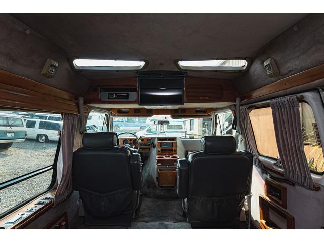 シボレーシェビーバン エクスプローラＬＴＤ　新車並行　バンデューラグリル　ハイルーフコンバージョン　レザー４キャプテン＋電動ベッドシート　ウッドパネル　イルミネーション　灯油式ＦＦヒーター　８ナンバーキャンピング　パワーシート　ナビ　ＴＶ（21枚目）