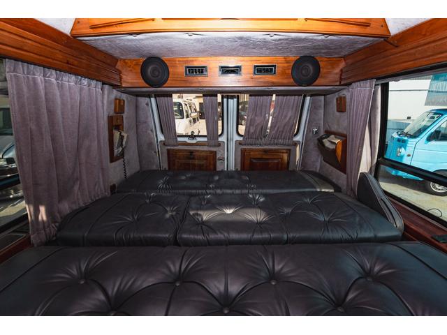 シボレーシェビーバン エクスプローラＬＴＤ　新車並行　バンデューラグリル　ハイルーフコンバージョン　レザー４キャプテン＋電動ベッドシート　ウッドパネル　イルミネーション　灯油式ＦＦヒーター　８ナンバーキャンピング　パワーシート　ナビ　ＴＶ（22枚目）