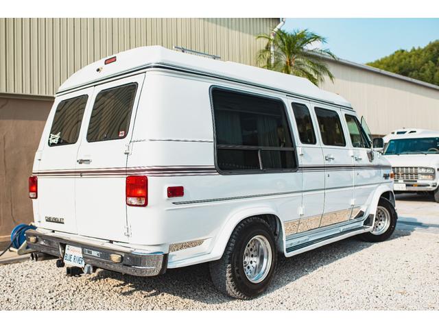 シボレーシェビーバン エクスプローラＬＴＤ　新車並行　バンデューラグリル　ハイルーフコンバージョン　レザー４キャプテン＋電動ベッドシート　ウッドパネル　イルミネーション　灯油式ＦＦヒーター　８ナンバーキャンピング　パワーシート　ナビ　ＴＶ（24枚目）