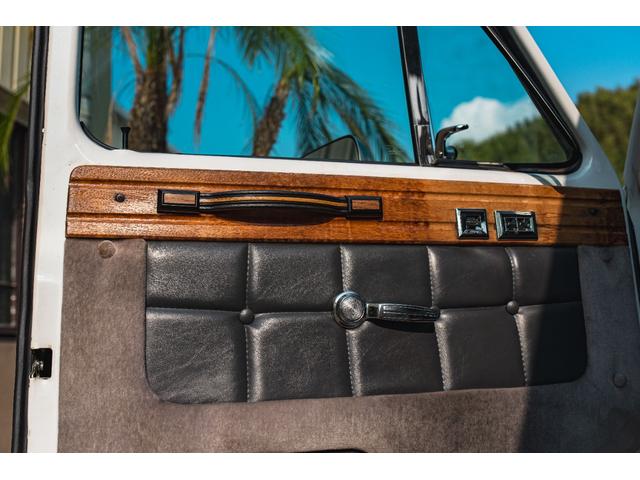 シボレーシェビーバン エクスプローラＬＴＤ　新車並行　バンデューラグリル　ハイルーフコンバージョン　レザー４キャプテン＋電動ベッドシート　ウッドパネル　イルミネーション　灯油式ＦＦヒーター　８ナンバーキャンピング　パワーシート　ナビ　ＴＶ（28枚目）