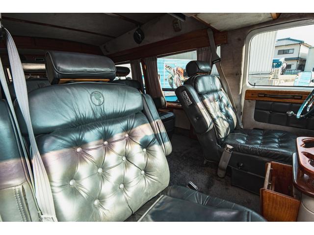 シボレーシェビーバン エクスプローラＬＴＤ　新車並行　バンデューラグリル　ハイルーフコンバージョン　レザー４キャプテン＋電動ベッドシート　ウッドパネル　イルミネーション　灯油式ＦＦヒーター　８ナンバーキャンピング　パワーシート　ナビ　ＴＶ（29枚目）