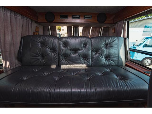 シボレーシェビーバン エクスプローラＬＴＤ　新車並行　バンデューラグリル　ハイルーフコンバージョン　レザー４キャプテン＋電動ベッドシート　ウッドパネル　イルミネーション　灯油式ＦＦヒーター　８ナンバーキャンピング　パワーシート　ナビ　ＴＶ（31枚目）