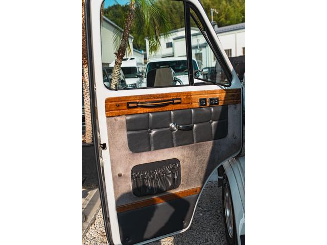 シボレーシェビーバン エクスプローラＬＴＤ　新車並行　バンデューラグリル　ハイルーフコンバージョン　レザー４キャプテン＋電動ベッドシート　ウッドパネル　イルミネーション　灯油式ＦＦヒーター　８ナンバーキャンピング　パワーシート　ナビ　ＴＶ（36枚目）