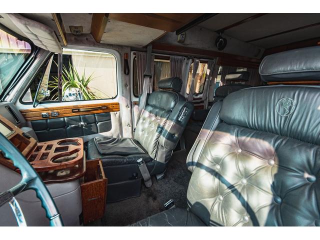 シボレーシェビーバン エクスプローラＬＴＤ　新車並行　バンデューラグリル　ハイルーフコンバージョン　レザー４キャプテン＋電動ベッドシート　ウッドパネル　イルミネーション　灯油式ＦＦヒーター　８ナンバーキャンピング　パワーシート　ナビ　ＴＶ（40枚目）