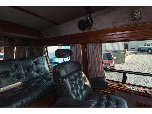 シボレーシェビーバン エクスプローラＬＴＤ　新車並行　バンデューラグリル　ハイルーフコンバージョン　レザー４キャプテン＋電動ベッドシート　ウッドパネル　イルミネーション　灯油式ＦＦヒーター　８ナンバーキャンピング　パワーシート　ナビ　ＴＶ（41枚目）