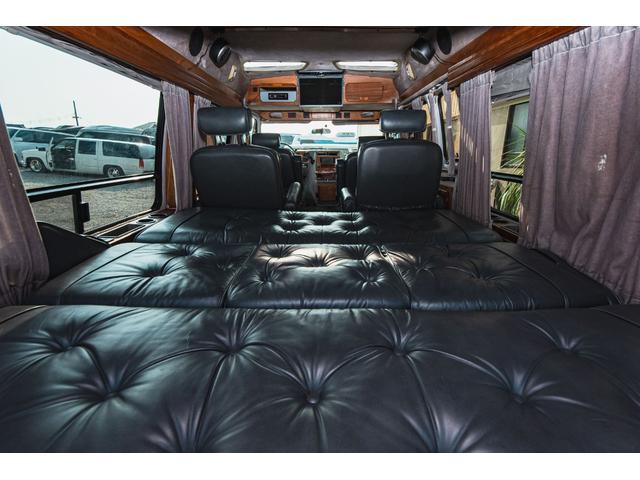 シボレーシェビーバン エクスプローラＬＴＤ　新車並行　バンデューラグリル　ハイルーフコンバージョン　レザー４キャプテン＋電動ベッドシート　ウッドパネル　イルミネーション　灯油式ＦＦヒーター　８ナンバーキャンピング　パワーシート　ナビ　ＴＶ（43枚目）
