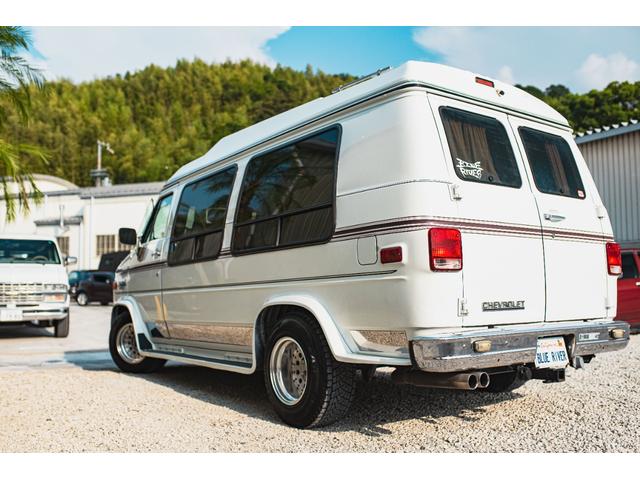 シボレーシェビーバン エクスプローラＬＴＤ　新車並行　バンデューラグリル　ハイルーフコンバージョン　レザー４キャプテン＋電動ベッドシート　ウッドパネル　イルミネーション　灯油式ＦＦヒーター　８ナンバーキャンピング　パワーシート　ナビ　ＴＶ（45枚目）