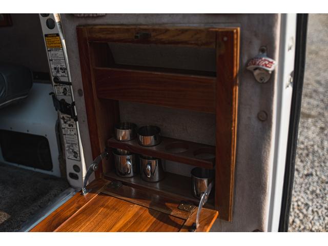 シボレーシェビーバン エクスプローラＬＴＤ　新車並行　バンデューラグリル　ハイルーフコンバージョン　レザー４キャプテン＋電動ベッドシート　ウッドパネル　イルミネーション　灯油式ＦＦヒーター　８ナンバーキャンピング　パワーシート　ナビ　ＴＶ（49枚目）