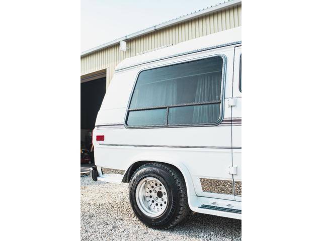 シボレーシェビーバン エクスプローラＬＴＤ　新車並行　バンデューラグリル　ハイルーフコンバージョン　レザー４キャプテン＋電動ベッドシート　ウッドパネル　イルミネーション　灯油式ＦＦヒーター　８ナンバーキャンピング　パワーシート　ナビ　ＴＶ（52枚目）