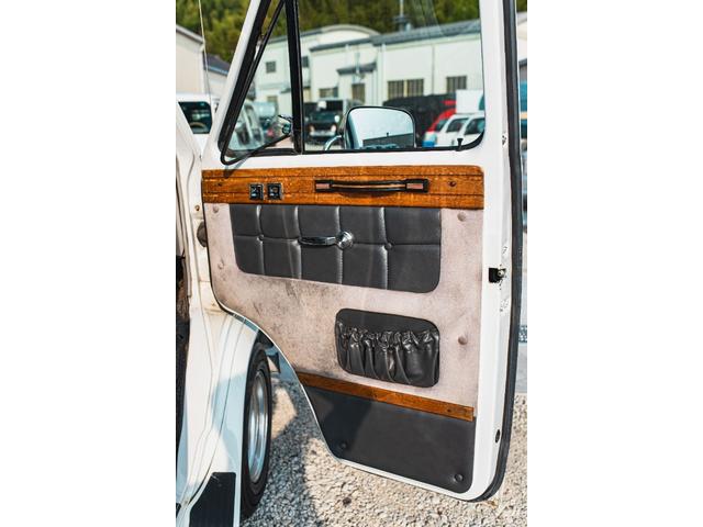 シボレーシェビーバン エクスプローラＬＴＤ　新車並行　バンデューラグリル　ハイルーフコンバージョン　レザー４キャプテン＋電動ベッドシート　ウッドパネル　イルミネーション　灯油式ＦＦヒーター　８ナンバーキャンピング　パワーシート　ナビ　ＴＶ（55枚目）