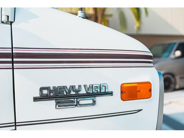 シボレーシェビーバン エクスプローラＬＴＤ　新車並行　バンデューラグリル　ハイルーフコンバージョン　レザー４キャプテン＋電動ベッドシート　ウッドパネル　イルミネーション　灯油式ＦＦヒーター　８ナンバーキャンピング　パワーシート　ナビ　ＴＶ（57枚目）