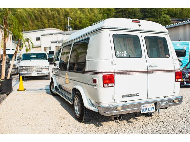 シボレーシェビーバン エクスプローラＬＴＤ　新車並行　バンデューラグリル　ハイルーフコンバージョン　レザー４キャプテン＋電動ベッドシート　ウッドパネル　イルミネーション　灯油式ＦＦヒーター　８ナンバーキャンピング　パワーシート　ナビ　ＴＶ（58枚目）