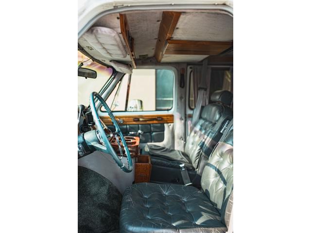 シボレーシェビーバン エクスプローラＬＴＤ　新車並行　バンデューラグリル　ハイルーフコンバージョン　レザー４キャプテン＋電動ベッドシート　ウッドパネル　イルミネーション　灯油式ＦＦヒーター　８ナンバーキャンピング　パワーシート　ナビ　ＴＶ（59枚目）