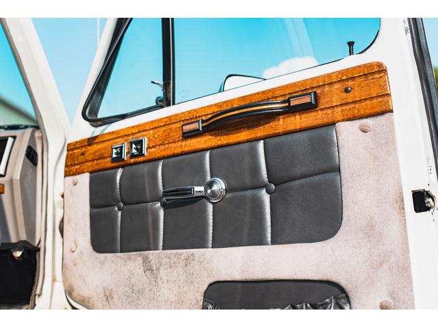 シボレーシェビーバン エクスプローラＬＴＤ　新車並行　バンデューラグリル　ハイルーフコンバージョン　レザー４キャプテン＋電動ベッドシート　ウッドパネル　イルミネーション　灯油式ＦＦヒーター　８ナンバーキャンピング　パワーシート　ナビ　ＴＶ（60枚目）