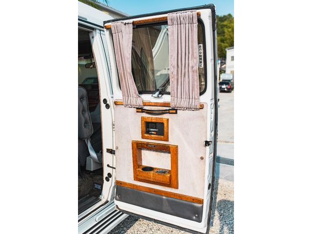 シボレーシェビーバン エクスプローラＬＴＤ　新車並行　バンデューラグリル　ハイルーフコンバージョン　レザー４キャプテン＋電動ベッドシート　ウッドパネル　イルミネーション　灯油式ＦＦヒーター　８ナンバーキャンピング　パワーシート　ナビ　ＴＶ（61枚目）