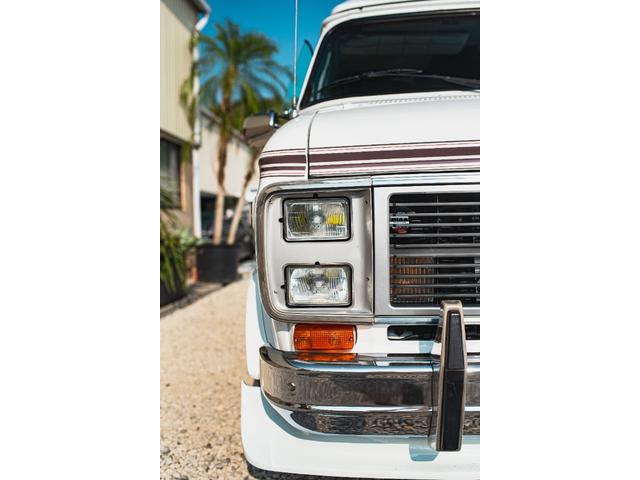 シボレーシェビーバン エクスプローラＬＴＤ　新車並行　バンデューラグリル　ハイルーフコンバージョン　レザー４キャプテン＋電動ベッドシート　ウッドパネル　イルミネーション　灯油式ＦＦヒーター　８ナンバーキャンピング　パワーシート　ナビ　ＴＶ（62枚目）