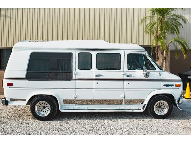 シボレーシェビーバン エクスプローラＬＴＤ　新車並行　バンデューラグリル　ハイルーフコンバージョン　レザー４キャプテン＋電動ベッドシート　ウッドパネル　イルミネーション　灯油式ＦＦヒーター　８ナンバーキャンピング　パワーシート　ナビ　ＴＶ（66枚目）