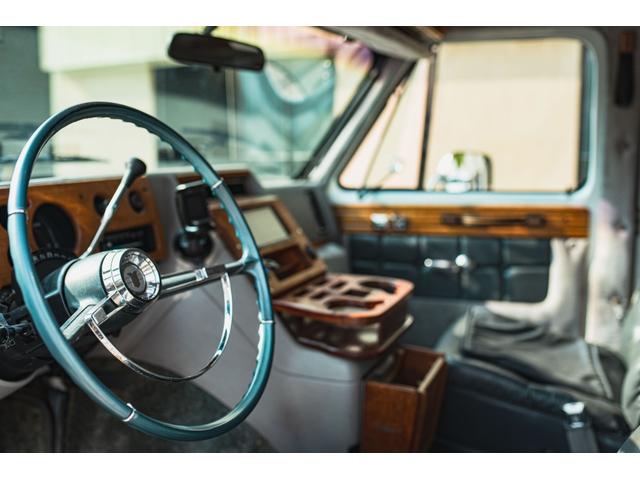 シボレーシェビーバン エクスプローラＬＴＤ　新車並行　バンデューラグリル　ハイルーフコンバージョン　レザー４キャプテン＋電動ベッドシート　ウッドパネル　イルミネーション　灯油式ＦＦヒーター　８ナンバーキャンピング　パワーシート　ナビ　ＴＶ（67枚目）