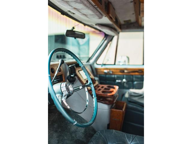 シボレーシェビーバン エクスプローラＬＴＤ　新車並行　バンデューラグリル　ハイルーフコンバージョン　レザー４キャプテン＋電動ベッドシート　ウッドパネル　イルミネーション　灯油式ＦＦヒーター　８ナンバーキャンピング　パワーシート　ナビ　ＴＶ（68枚目）