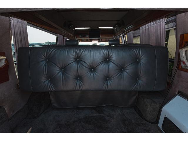 シボレーシェビーバン エクスプローラＬＴＤ　新車並行　バンデューラグリル　ハイルーフコンバージョン　レザー４キャプテン＋電動ベッドシート　ウッドパネル　イルミネーション　灯油式ＦＦヒーター　８ナンバーキャンピング　パワーシート　ナビ　ＴＶ（70枚目）