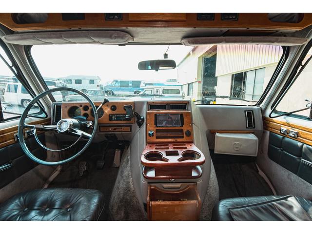 シボレーシェビーバン エクスプローラＬＴＤ　新車並行　バンデューラグリル　ハイルーフコンバージョン　レザー４キャプテン＋電動ベッドシート　ウッドパネル　イルミネーション　灯油式ＦＦヒーター　８ナンバーキャンピング　パワーシート　ナビ　ＴＶ（72枚目）