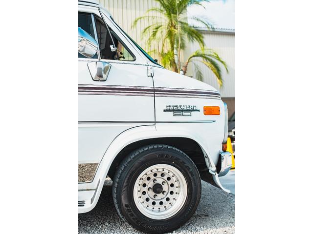 シボレーシェビーバン エクスプローラＬＴＤ　新車並行　バンデューラグリル　ハイルーフコンバージョン　レザー４キャプテン＋電動ベッドシート　ウッドパネル　イルミネーション　灯油式ＦＦヒーター　８ナンバーキャンピング　パワーシート　ナビ　ＴＶ（73枚目）