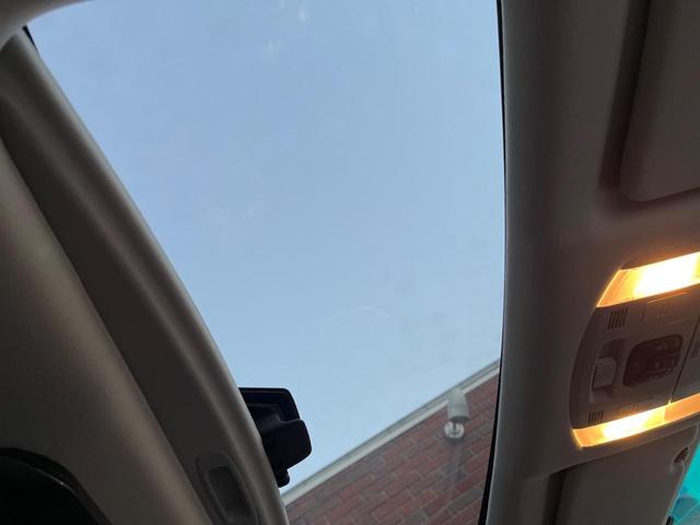 アルファード ２４０Ｓ　サンルーフ　両側電動ドア　後席モニター　バックカメラ　電動リアゲート　ハーフレザーシート　スマートキー　ＬＥＤヘッド　ビルトインＥＴＣ　クルコン　純正１８インチアルミ　オートエアコン　リアエアコン（5枚目）