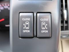 【両側電動スライドドア】スマートキーや運転席のスイッチで後席両側スライドドアの開閉が可能♪電動だから力を入れてドアを開ける必要が無く、小さなお子様でも簡単に開け閉めでき快適です♪ 7