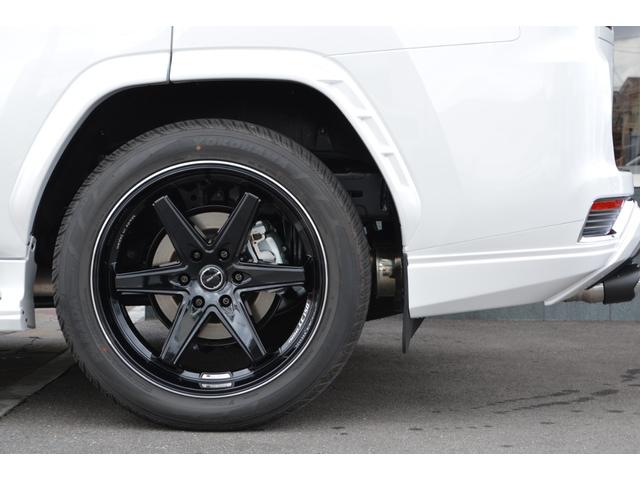 ランドクルーザー ＺＸ　ガソリン　７人乗　ＺＥＵＳカスタム　エアロ（Ｆ・Ｓ・Ｒ・ＦＧ・ＲＧ・ＦＤ・ＯＦ）・２２インチ・４本出しマフラー・ダウンサス・アルパイン製デジタルミラー・ＴコネクトＳＤナビ・ＪＢＬ・リヤエンターシステム・クールＢＯＸ（8枚目）