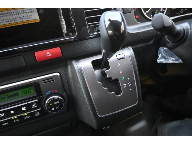 ハイエースバン ロングスーパーＧＬ　ダークプライムＳ　２ＷＤ　パノラミックビューモニター　デジタルインナーミラー　両側パワースライドドア　ＬＥＤヘッドランプ＆フォグランプ　ダークプライム専用ハーフレザーシート（17枚目）