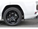 ランドクルーザー ＺＸ　ガソリン　７人乗　ＺＥＵＳカスタム　エアロ（Ｆ・Ｓ・Ｒ・ＦＧ・ＲＧ・ＦＤ・ＯＦ）・２２インチ・４本出しマフラー・ダウンサス・アルパイン製デジタルミラー・ＴコネクトＳＤナビ・ＪＢＬ・リヤエンターシステム・クールＢＯＸ（8枚目）